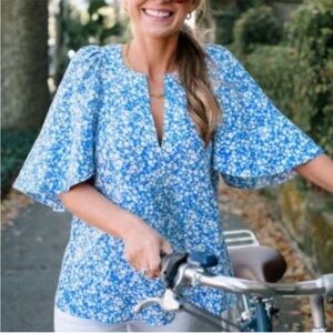 Tuckernuck flutter sleeve blue & white floral shirt Relaxed fit. M. Never worn.